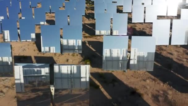 Close up zonnepanelen boerderij in Nipton Californië en Nevada landschap USA — Stockvideo