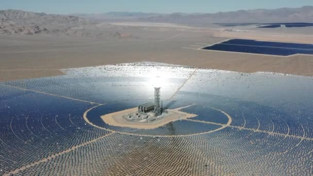 Современная солнечная электростанция с башней, 4K воздушной концентрации солнечной электростанции — стоковое видео