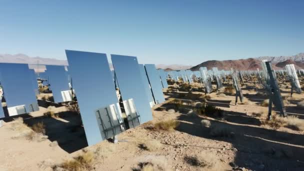 Yeşil enerji ve elektriksel yenilik alanlarında ekoloji güneş enerjisi santrali panelleri — Stok video