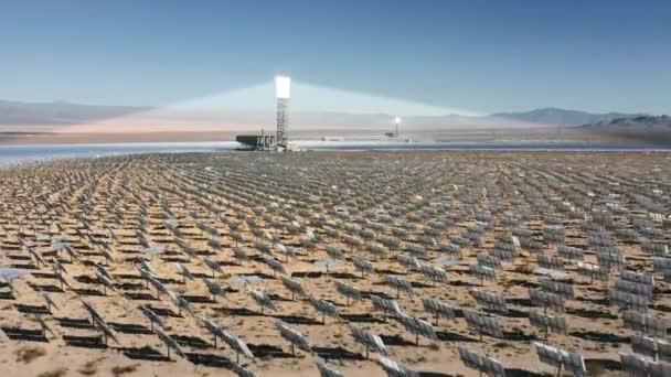 Top view van een zonnecentrale, duurzame energie zonnepanelen, Californië USA — Stockvideo