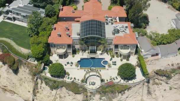 Aerial 4K strandnära prestige fastighet Los Angeles förort, Malibu — Stockvideo