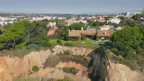 Fonds d'affaires immobilier avec collines verdoyantes pittoresques vues d'en haut — Video