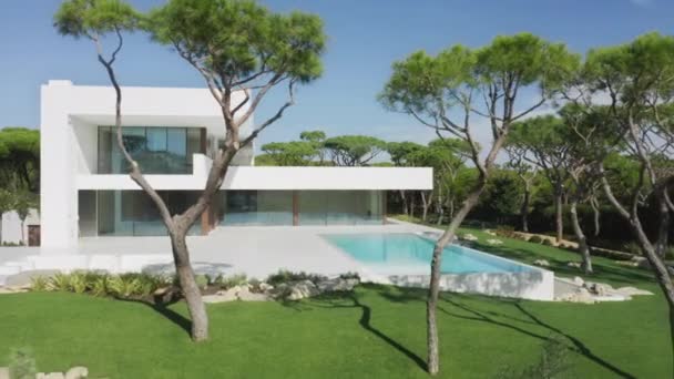 Вид с воздуха на дорогостоящую недвижимость с бассейном — стоковое видео