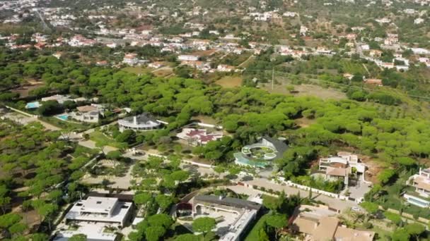 Images aériennes de propriétés prestigieuses avec de grandes piscines — Video