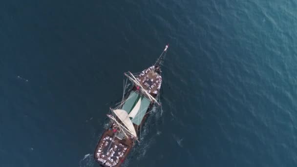 Epicki lot dronem wokół średniowiecznego drewnianego statku, szczęśliwych ludzi świętujących ślub — Wideo stockowe