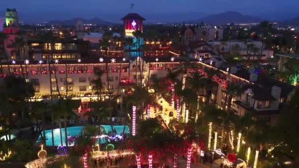 Gente feliz celebrando Feliz Navidad en vacaciones vacaciones en el resort por la noche — Vídeos de Stock