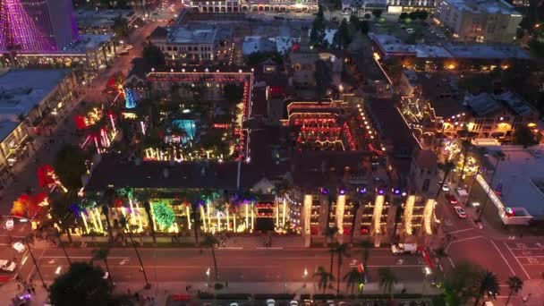 Gros plan sur les détails de décoration cinématographique de Noël illuminant station la nuit — Video