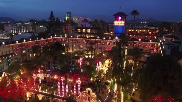 Primo piano su cinematica decorazione di Natale dettagli illuminante resort di notte — Video Stock