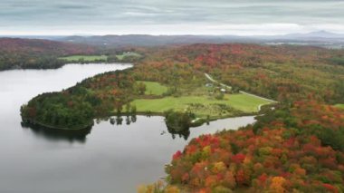 Hava 4K Manzarası, Lake and Fall Forest, ABD 'deki Kır Köyü üzerinde.