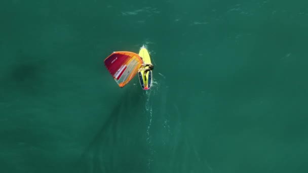 Imágenes aéreas de deportes extremos en alta mar en el océano Atlántico turquesa — Vídeos de Stock