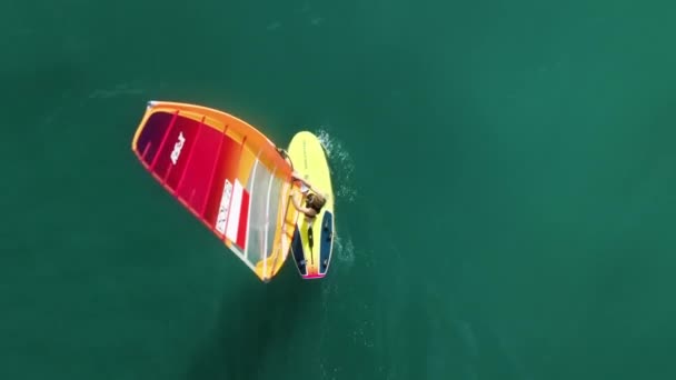 Vattensport aktivitet under blåsig sommar eftermiddag — Stockvideo