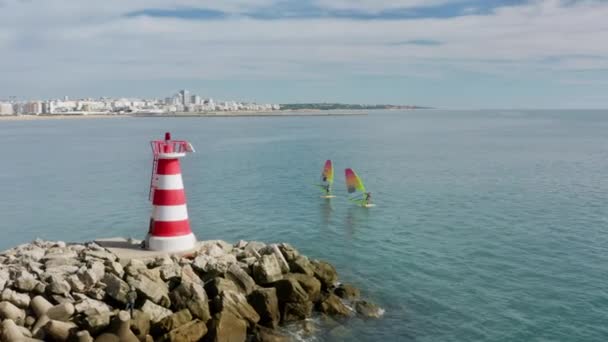 Съемка с воздуха людей, ловящих волны в курортной зоне — стоковое видео