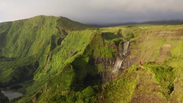 美しい自然の風景や滝のBロール映像が崖に落ちる — ストック動画