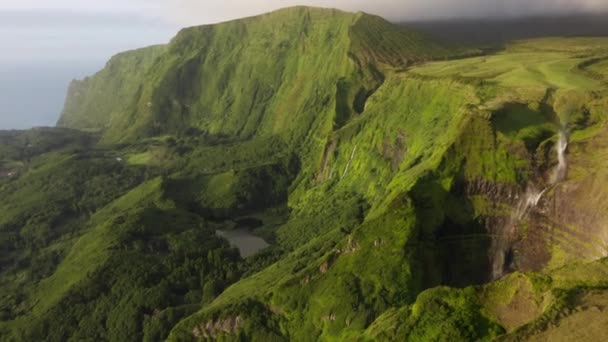 Απομακρυσμένο νησί με πανέμορφους καταρράκτες όπως φαίνεται από ομιχλώδη ορίζοντα — Αρχείο Βίντεο