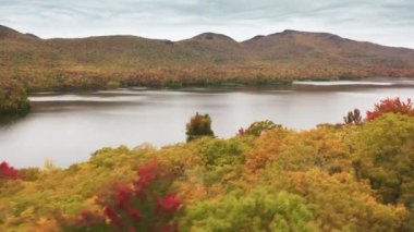 Vermont 'taki dağ gölünün nefes kesen manzarası, en yüksek mevsimde sonbahar renkleri.
