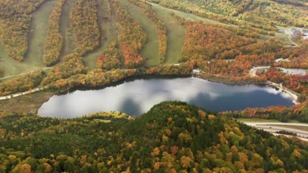Aerial road in cinematic lombiage landscape, mountain lake and fall forest Amerikai Egyesült Államok 4K — Stock videók