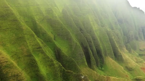 Adembenemend Na Pali nationaal park landschap geschoten uit helikopter tour, Hawaii — Stockvideo