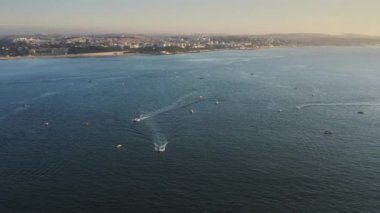 Balıkçı tekneleri, güneşli bir sabahın erken saatlerinde çekiliş yaparken