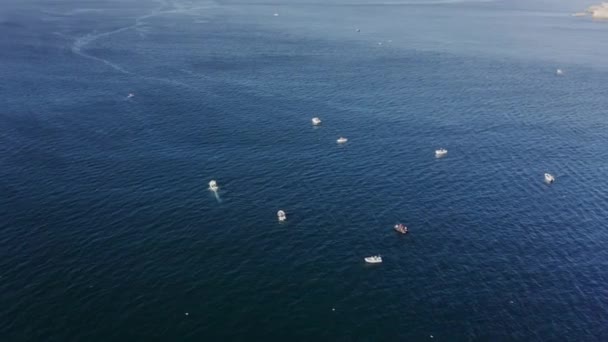 Barche a vela durante la pesca lungo le acque pianeggianti del mare - viste dall'alto — Video Stock