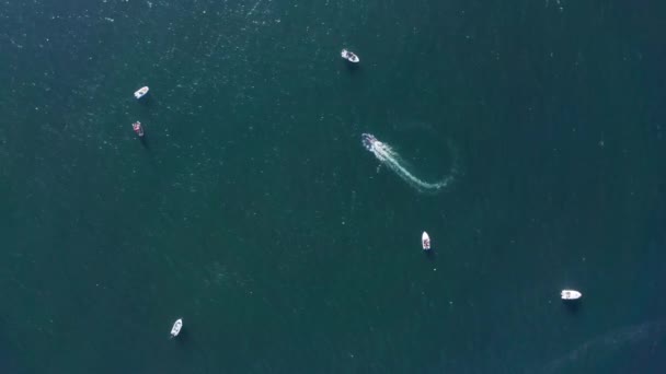 Wasserhintergrund aus der Luft mit Segelbooten in der Marina — Stockvideo