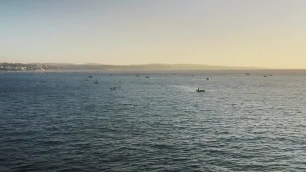 Imagens aéreas de veleiros dentro da pitoresca cidade portuária — Vídeo de Stock