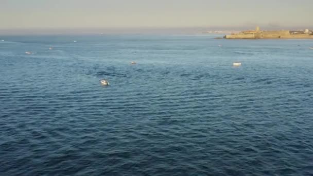 Mozgó naplemente halászhajókkal a horizont alatt — Stock videók