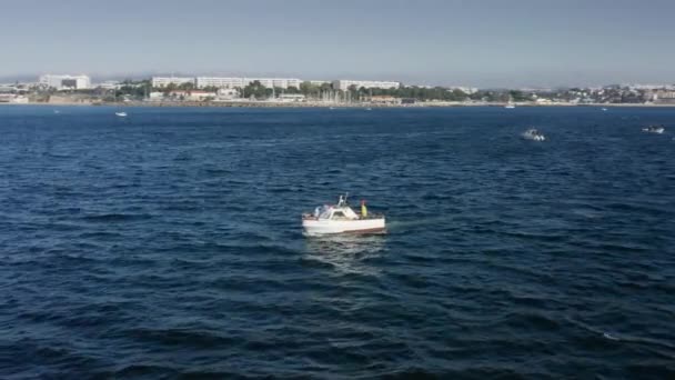 Vista aérea de los barcos de recreo de vela flotando en la superficie plana del océano — Vídeos de Stock