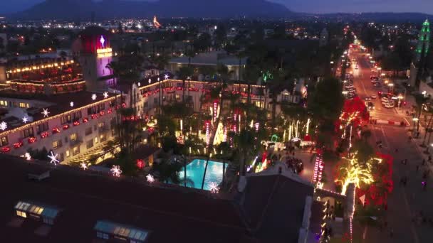 Des foules de gens heureux célébrant des vacances joyeuses à l'hôtel illuminé la nuit — Video