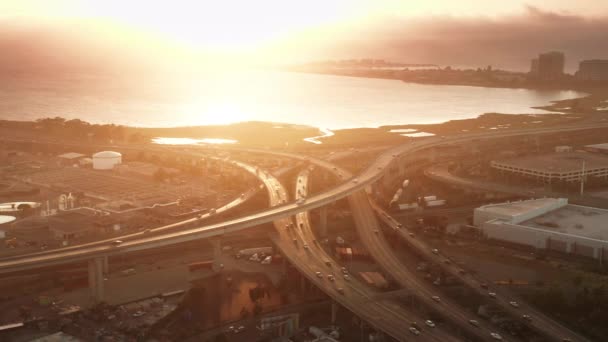 4K вид с воздуха людей, проезжающих по оживленной дороге на фоне залива, США Америка — стоковое видео