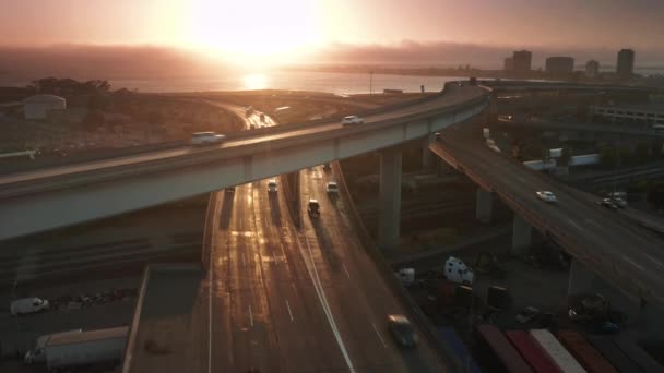 Scenic cahaya matahari terbenam emas bersinar dan mencerminkan dari jalan raya USA, 4K Amerika — Stok Video