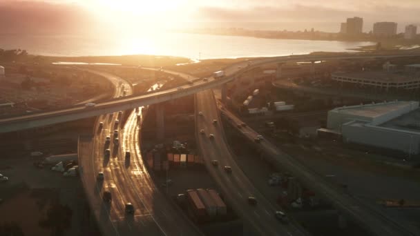 从美国4K高速公路的风景中反射出金黄色的落日光芒 — 图库视频影像