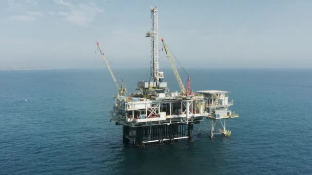 Scenic aerial Oil Drilling Rig in blue waters of Pacific Ocean, Oil business USA — Stock Video