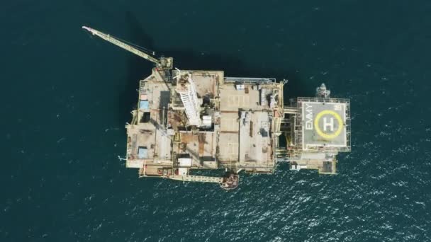 Luchtfoto van booreiland in de Stille Oceaan, Gas Oil business USA 4K — Stockvideo