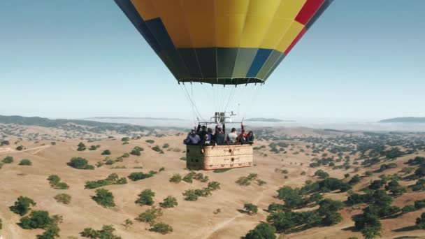 Gelukkig opgewonden toeristen zwaaien handen tijdens het vliegen in hete lucht ballon mand 4K — Stockvideo