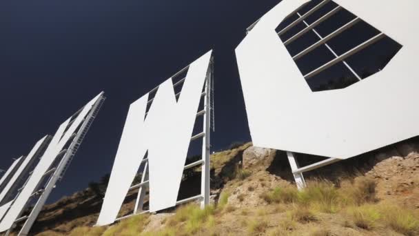 EXKLUSIV Nahaufnahme Hollywood Hills Schild mit riesigen weltberühmten Buchstaben Panorama — Stockvideo