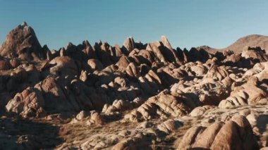 Sinema kırmızı taşının üzerinde garip yuvarlak şekilli İHA uçuşu, USA 4K