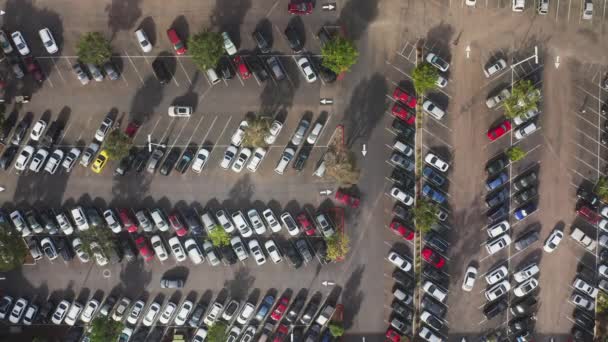 Imágenes de lapso de tiempo aéreo 4K del estacionamiento del centro comercial, estacionamiento ocupado en el centro de la ciudad — Vídeos de Stock