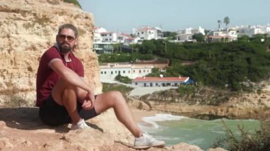 İnsan, tepe manzaralı sahil beldesi manzaralarının sinematikliğini seviyor.