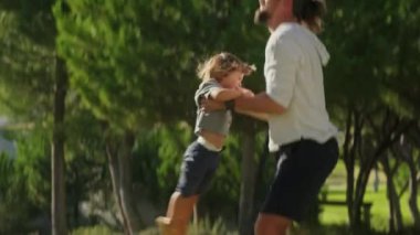 Neşeli bir aile oğlu ve babası sık ormanlarla oynuyorlar.