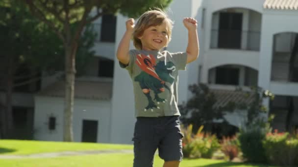 夏天的周末，快乐的男孩在葡萄牙风景秀丽的角落里 — 图库视频影像