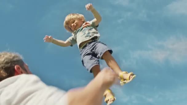 Família alegre de adulto caucasiano pai e bonito sorrindo menino — Vídeo de Stock