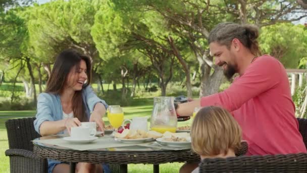 Krásní rodiče a dítě si užívají letní dovolenou na luxusní hotelové terase — Stock video