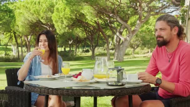 Matka a otec má chutné jídlo za slunečného letního rána — Stock video