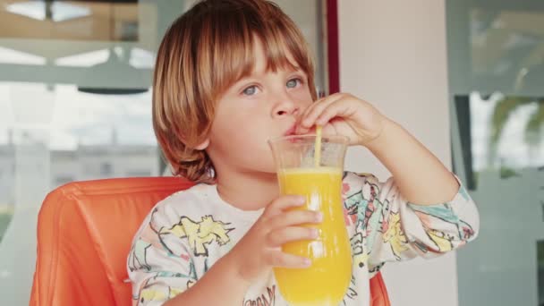 Söta och lekfulla barn skrattar härligt och glatt, medan du äter frukost — Stockvideo