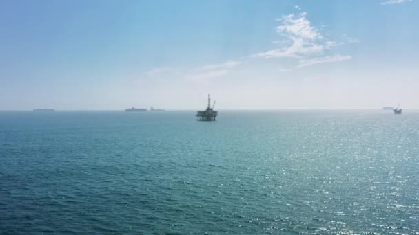 Vista aérea lejana de la plataforma de construcción de petróleo y gas en alta mar, California 4K — Vídeos de Stock