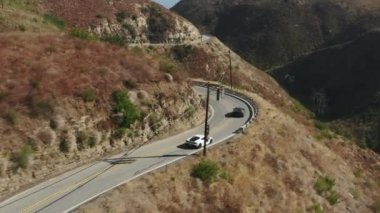 Los Angeles banliyösünde hızlı arabalar yarışıyor, California 4K hava manzaralı.