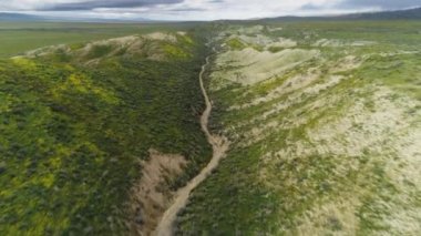 San Andreas Fayı, Coğrafya 4K 'nın ortasındaki patikada sinematik yakın çekim görüntüsü
