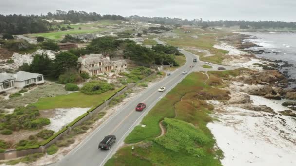 Vista aérea 4K de 60s e 70s carros antigos rali por estrada costeira rochosa cinematográfica — Vídeo de Stock