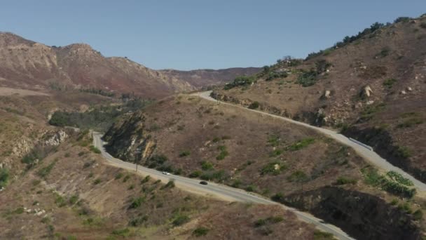 Aerial of new sportscars driving down an empty mountain highway in Malibu 4K USA — Stok Video