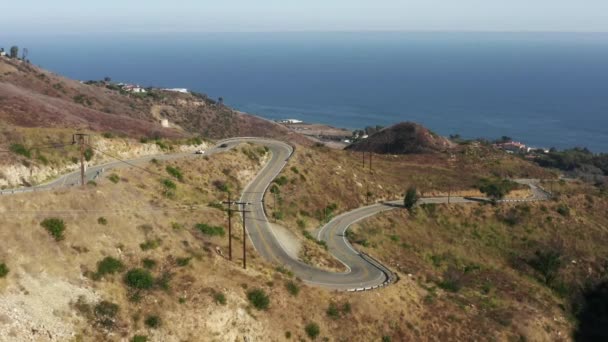 Mobil Drifting udara melihat pembalap profesional mobil balap di jalan aspal Malibu — Stok Video